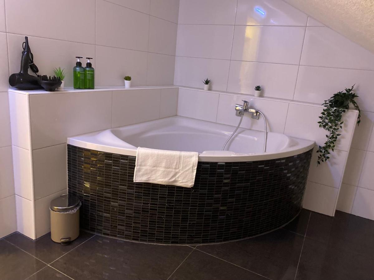 Deluxe Business Suite Mit Netflix Premium & Parkplatz, Zentral Zu Audi & Schwarz Gruppe With 2 Bedrooms バート・フリードリヒスハル エクステリア 写真