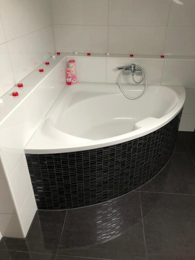 Deluxe Business Suite Mit Netflix Premium & Parkplatz, Zentral Zu Audi & Schwarz Gruppe With 2 Bedrooms バート・フリードリヒスハル エクステリア 写真