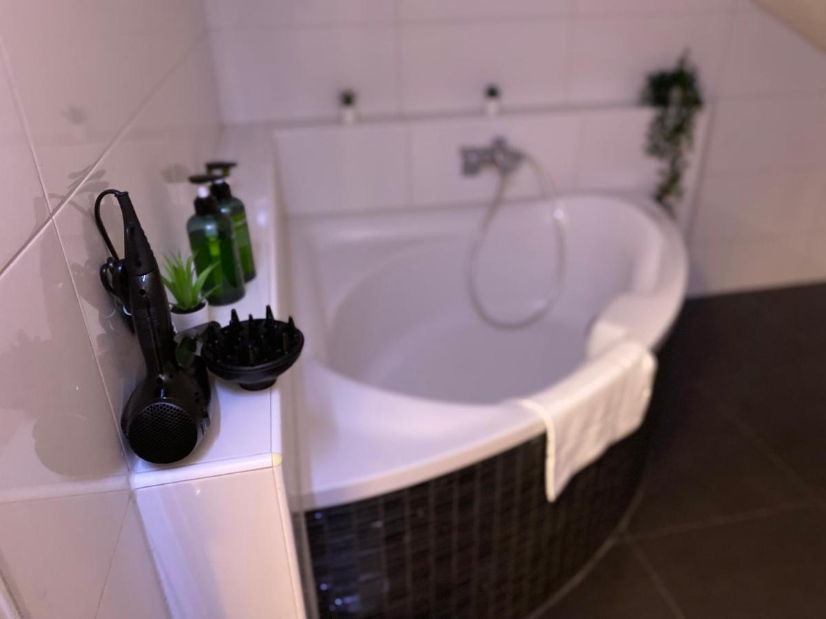 Deluxe Business Suite Mit Netflix Premium & Parkplatz, Zentral Zu Audi & Schwarz Gruppe With 2 Bedrooms バート・フリードリヒスハル エクステリア 写真